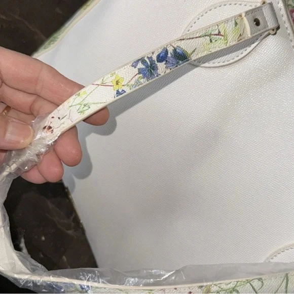 Betsey Johnson White Tote with Floral Accents and Gold Chain - GIFT AWAY - - Picture 7 of 12